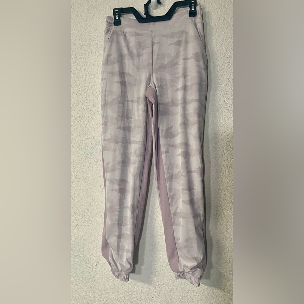 Athleta Brooklyn lined Camo Joggers in a dusty mauve size 4
